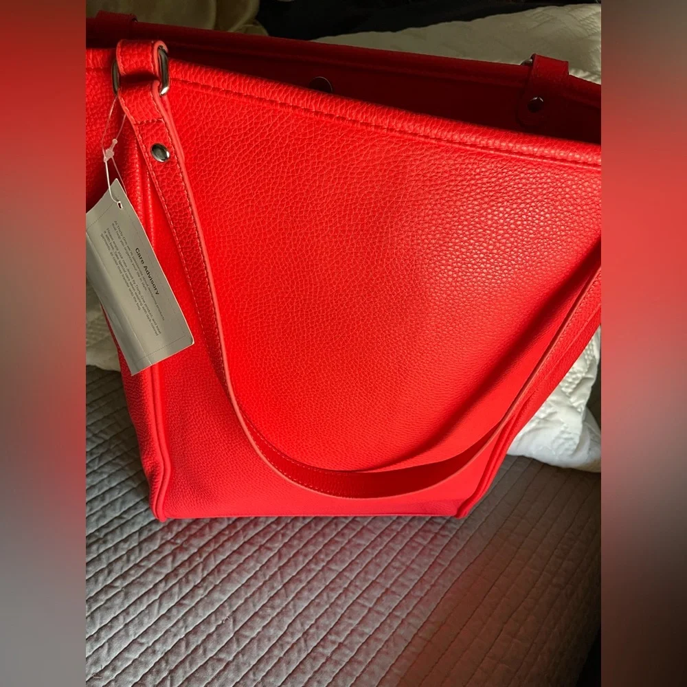 NWT RARE Thirty-One Daring Abbey byJewell Coral Faux Leather
9.5”Wx13.5”L  NWT - Picture 2 of 6